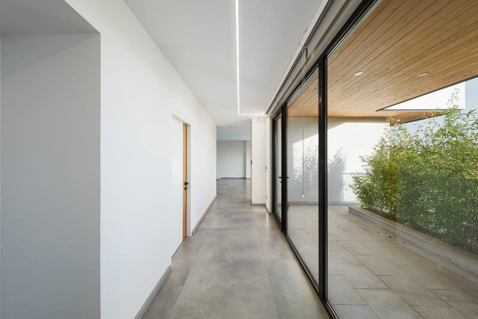 Glazed corridor along the garden